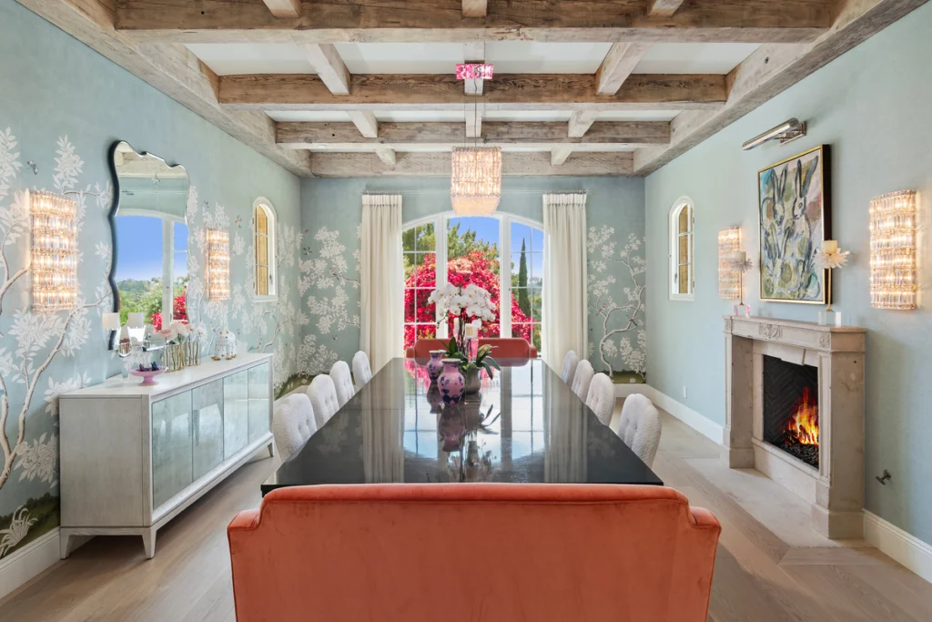 A beautifully designed living room that combines timeless elegance with a cozy atmosphere. The space is designed for relaxation, featuring stylish furniture and thoughtful decor.